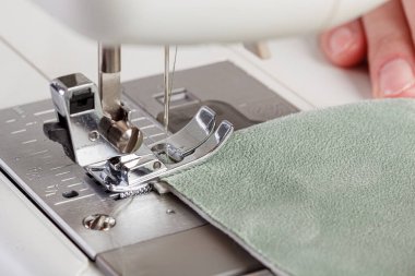 Dikiş makinesi, kumaş dikme, iğne yuvarlak plan. Yakın plan.