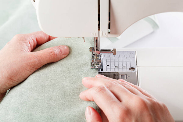 Швейная машина, сшивальная ткань, игла в круговом плане крупным планом