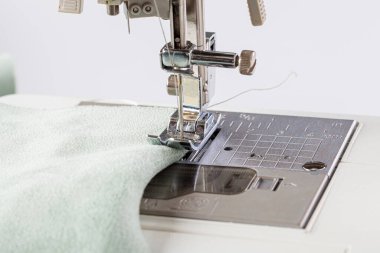 Dikiş makinesi, kumaş dikme, iğne yuvarlak plan. Yakın plan.