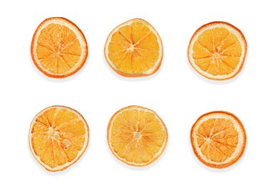 İzole edilmiş beyaz bir arkaplanda dilimlenmiş kuru portakallar.