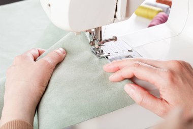 Dikiş makinesi, kumaş dikme, iğne yuvarlak plan. Yakın plan.