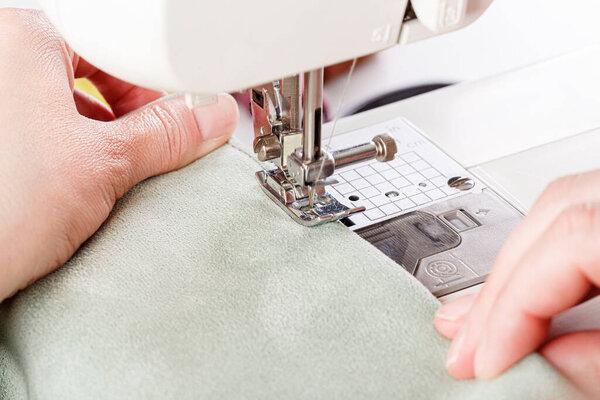 Швейная машина, сшивальная ткань, игла в круговом плане крупным планом