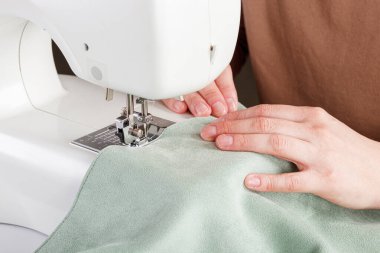 Dikiş makinesi, kumaş dikme, iğne yuvarlak plan. Yakın plan.