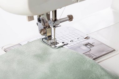 Dikiş makinesi, kumaş dikme, iğne yuvarlak plan. Yakın plan.