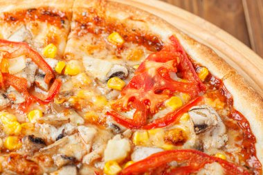 Tavuklu, mantarlı, peynirli, domatesli ve mısırlı lezzetli pizza.