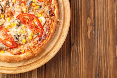 Tavuklu, mantarlı, peynirli, domatesli ve mısırlı lezzetli pizza.