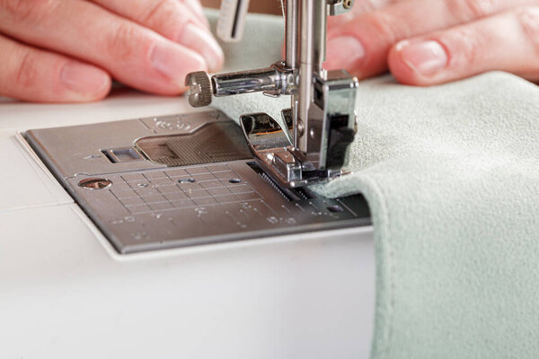 Швейная машина, сшивальная ткань, игла в круговом плане крупным планом