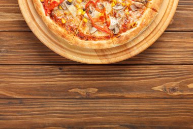 Tavuklu, mantarlı, peynirli, domatesli ve mısırlı lezzetli pizza.