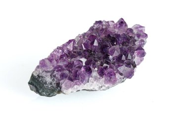 Beyaz zemin üzerindeki Ametist mineral taşı makrosu