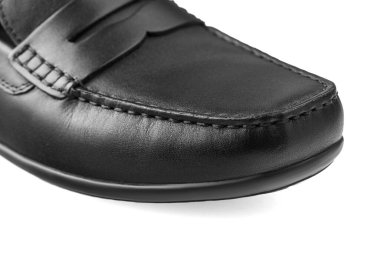 İzole edilmiş beyaz arka planda bir çift siyah mokasen.