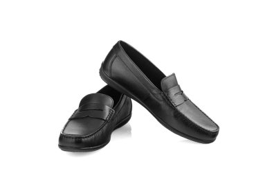 İzole edilmiş beyaz arka planda bir çift siyah mokasen.