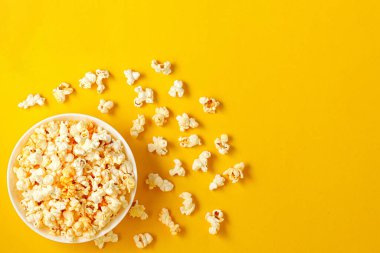 Sarı arka planda patlamış mısır tabağı.