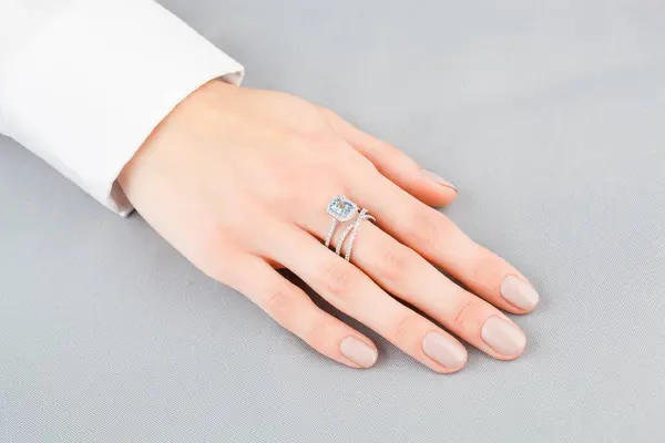 Mooie Vrouwelijke Hand Met Gouden Ring Met Diamanten Aquamarijn Grijze Rechtenvrije Stockfoto's