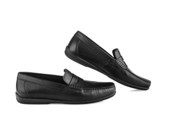 İzole edilmiş beyaz arka planda bir çift siyah mokasen.