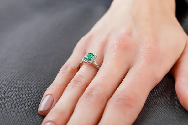 Beautiful Female Hand Gold Ring Diamonds Emerald Gray Background Close — Stock Photo, Image