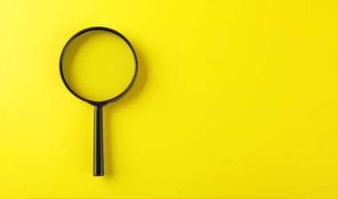 Sarı arka plandaki büyüteç yakın plan.