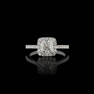 Siyah arka planda elmasları olan güzel beyaz altın bir yüzük.