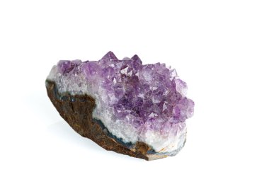 Beyaz zemin üzerindeki Ametist mineral taşı makrosu
