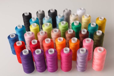 & Renkli iplik makaraları seti