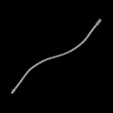 Siyah arka planda elmaslarla beyaz altından güzel bir bilezik.