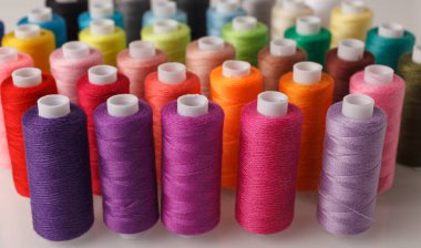 & Renkli iplik makaraları seti