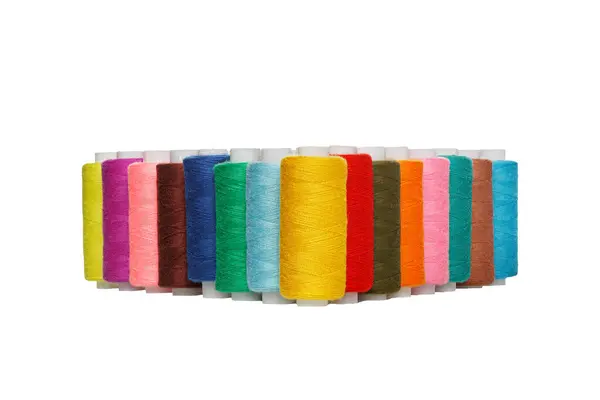 ホワイトバックグラウンドクローズアップで縫製糸の多色スプール — ストック写真