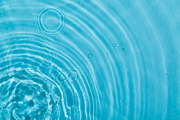 Gotas Agua Con Círculos Sobre Fondo Azul Cerca — Foto de Stock