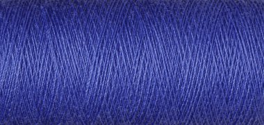 Mavi bir dikiş ipliğinin makro dokusu. Yakın plan.