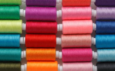 & Renkli iplik makaraları seti