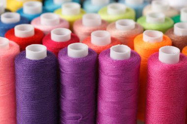 & Renkli iplik makaraları seti