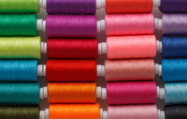 & Renkli iplik makaraları seti