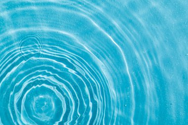 Mavi arkaplanda daireler çizerek suya düşer.