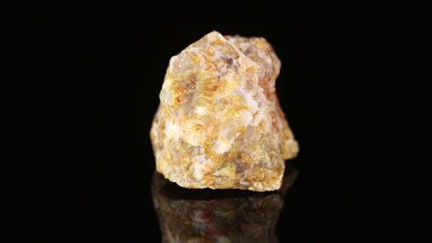 Piatră Minerală Lustruită Opal Rotește Într Cerc Fundal Negru Aproape — Videoclip de stoc