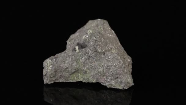 抛光的矿岩橄榄在黑色背景的特写下呈圆形旋转 — 图库视频影像