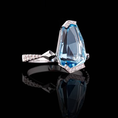 güzel beyaz altın yüzük elmaslar ve akuamarin ile yakın plan siyah bir arka plan