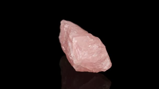 Pedra Mineral Polida Quartzo Rosa Gira Círculo Fundo Preto Perto — Vídeo de Stock