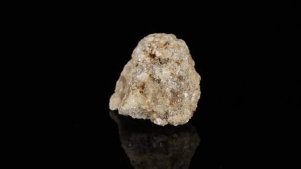 Pedra Mineral Polida Albita Gira Círculo Sobre Fundo Preto Perto — Vídeo de Stock