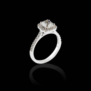 Siyah arka planda elmasları olan güzel beyaz altın bir yüzük.