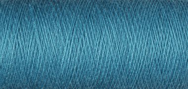 Mavi bir dikiş ipliğinin makro dokusu. Yakın plan.