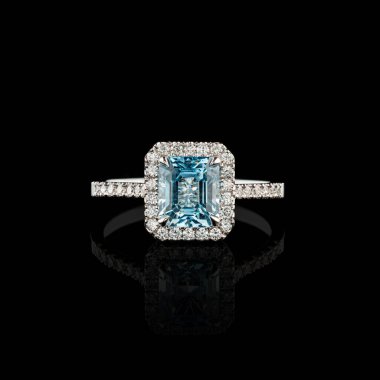 güzel beyaz altın yüzük elmaslar ve akuamarin ile yakın plan siyah bir arka plan