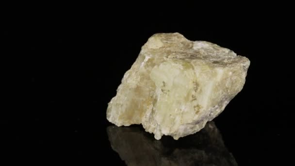 Espodumeno Pedra Mineral Polido Gira Círculo Fundo Preto Perto — Vídeo de Stock