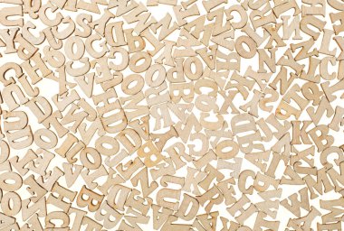 İngiliz alfabesinin gri gradyan arkaplan üzerindeki ahşap harfleri yakın plan