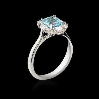 güzel beyaz altın yüzük elmaslar ve akuamarin ile yakın plan siyah bir arka plan