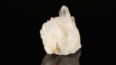 Parlatılmış mineral taş elmaslar, kuvars siyah bir arkaplanda daire şeklinde döner.