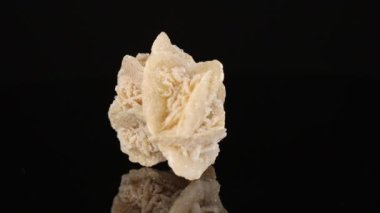 Parlatılmış mineral taşı çöl gülü siyah bir arkaplanda daire şeklinde döner.