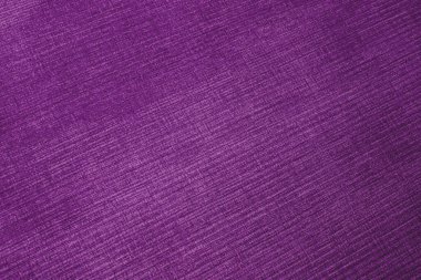 Dokulu kadife mobilya kumaşı mor renkli yakın plan.