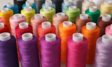 & Renkli iplik makaraları seti