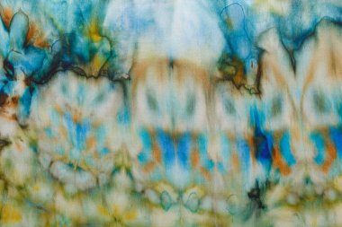 Mavi, sarı, yeşil renklerde ipek kumaş dokusunda soyut desen kapat