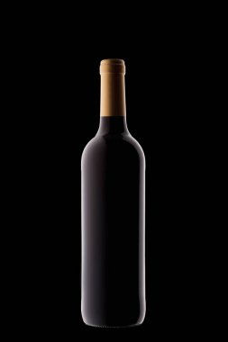 Siyah arka planda güzel gölgeli bir şarap şişesi.
