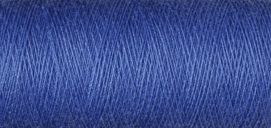 Mavi bir dikiş ipliğinin makro dokusu. Yakın plan.